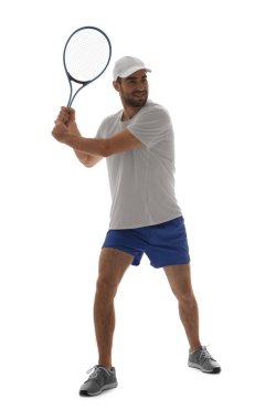 Beyaz arka plan üzerinde tenis raketi ile yakışıklı adam