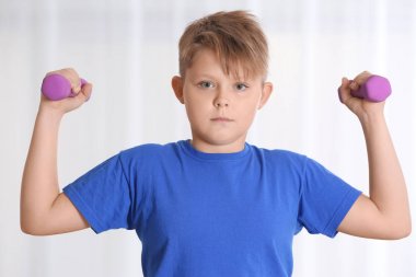 Kilolu çocuk eğitim evde dumbbells ile