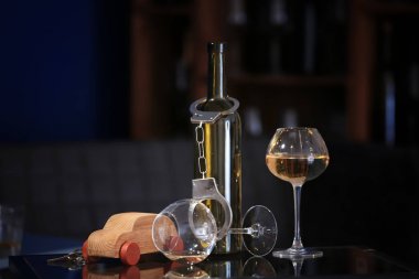 Tablo alkol ve oyuncak araba ile kompozisyon. Yok içki ve sürücü kavramı