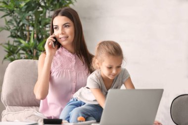 Ev ofis kızı ile meşgul genç kadın