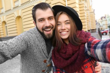 Genç sevimli çift alarak selfie açık havada