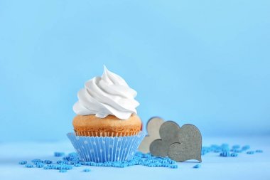 Lezzetli kek ve renk arka plan üzerinde dekoratif Kalpler