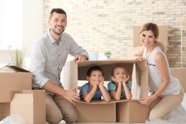 Yeni düz şeyler açma sırasında çocuklarla oynarken anne