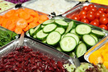 Salata barını çeşitli malzemelerle kapatın.