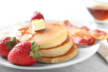 Lezzetli kahvaltı ile plaka üzerinde gözleme, yakın çekim