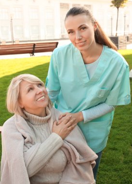 Üst düzey kadın ve genç caregiver Park