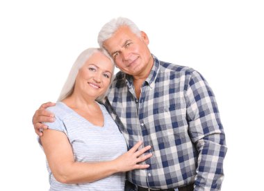 Beyaz arka plan karşı olgun mutlu çift