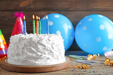 Nefis doğum günü pastası ve masada mumlar.