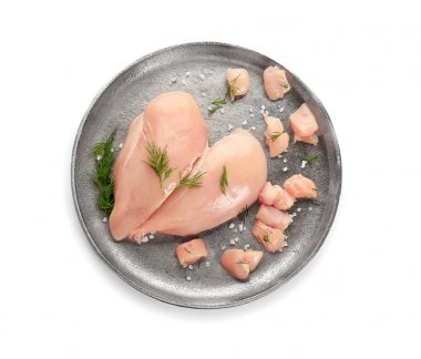 Beyaz arkaplanda çiğ tavuk filetosu.