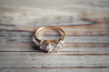 Ahşap arka plan üzerinde güzel nişan yüzüğü