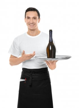 Tepsi şişe şarapla beyaz arka plan üzerinde tutarak garson