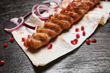 Lulah kebap koyu arka plan üzerinde ile lezzetli gözleme