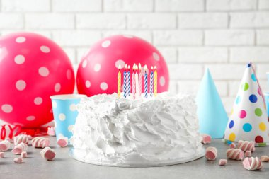 Nefis doğum günü pastası ve masada mumlar.