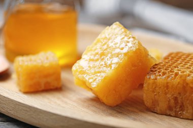 Ahşap masa, closeup üzerinde taze peteğin