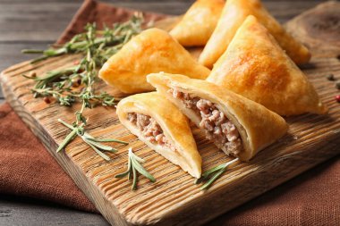 Masada lezzetli etli samosa 'lı ahşap tahta tahta.