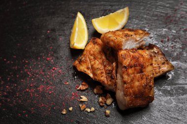 Koyu arka plan üzerinde ızgara balık parçaları