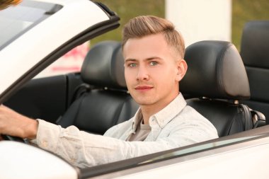 Modern araba yakışıklı genç