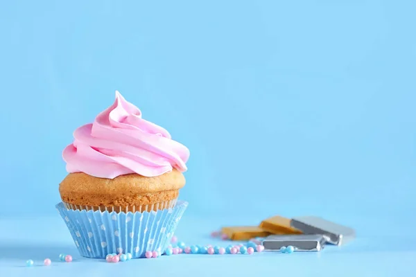 Вкусный кекс на цветном фоне — стоковое фото