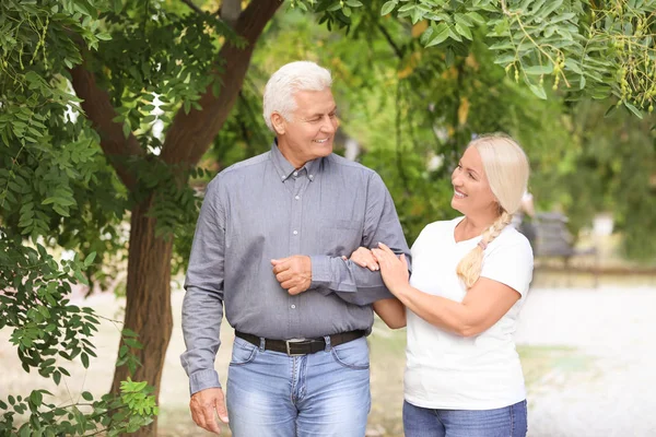 Casal Maduro Andando Juntos Parque — Fotografia de Stock