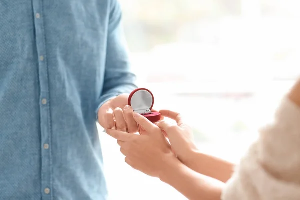 Man stelt zijn geliefde met prachtige verlovingsring, close-up — Stockfoto