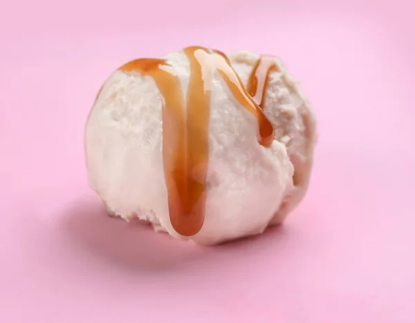 Bola Helado Con Salsa Caramelo Sobre Fondo Color — Foto de Stock