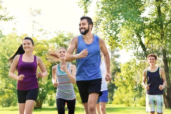 Grupo de jóvenes corriendo en el parque — Foto de Stock