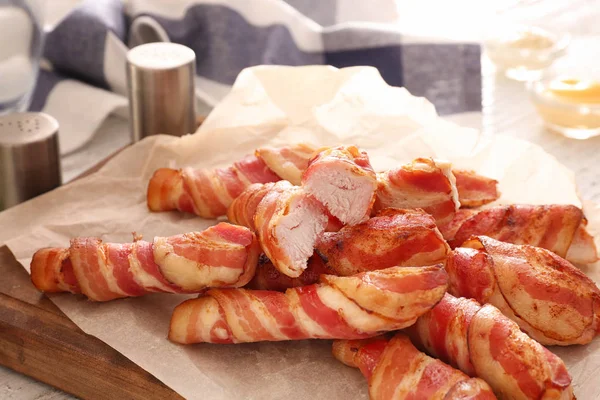 Pépites Poulet Enveloppées Bacon Sur Une Planche Bois — Photo