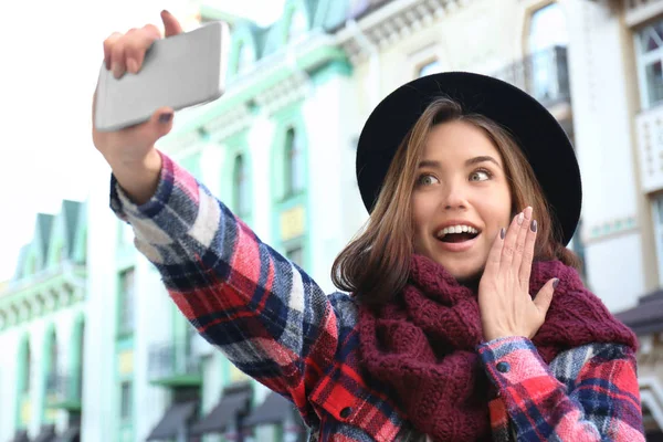 Młoda, piękna kobieta, biorąc selfie na zewnątrz — Zdjęcie stockowe