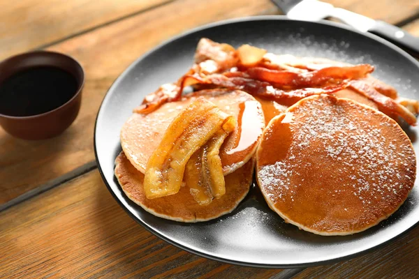 Leckere Pfannkuchen Mit Speck Und Banane Auf Dem Tisch — Stockfoto