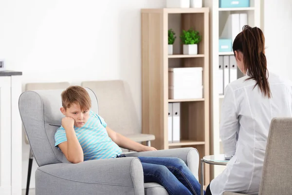 Ženské psycholog pracující s nadváhou boy v úřadu — Stock fotografie