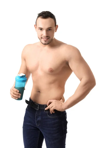 Muscoloso giovane bodybuilder con bottiglia di cocktail proteico su sfondo bianco — Foto Stock