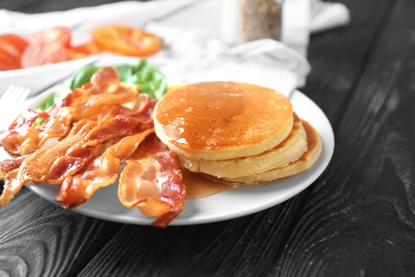 Tasty breakfast with pancakes and bacon on plate — Stock Photo, Image