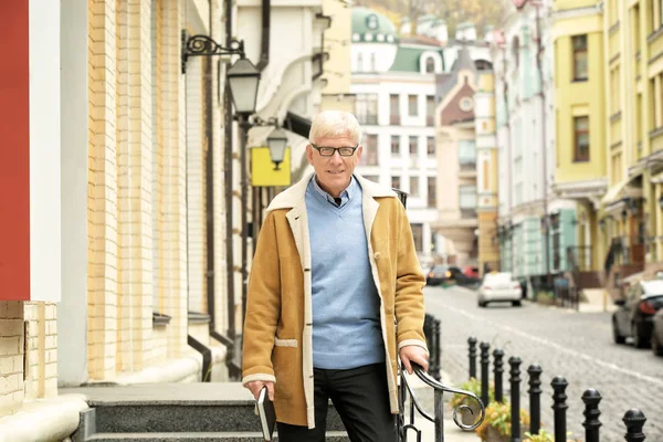 Bel homme mature debout sur les escaliers à l'extérieur — Photo