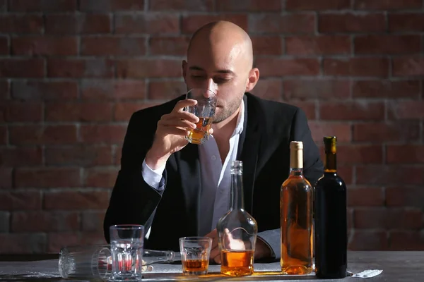 テーブルでウイスキーを飲む男性 アルコール依存症の概念 — ストック写真