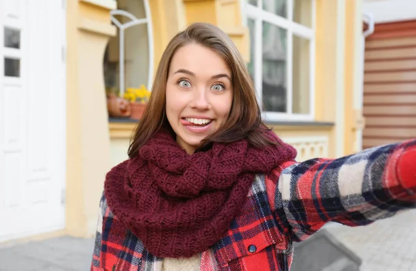 Ung vacker kvinna tar selfie utomhus — Stockfoto