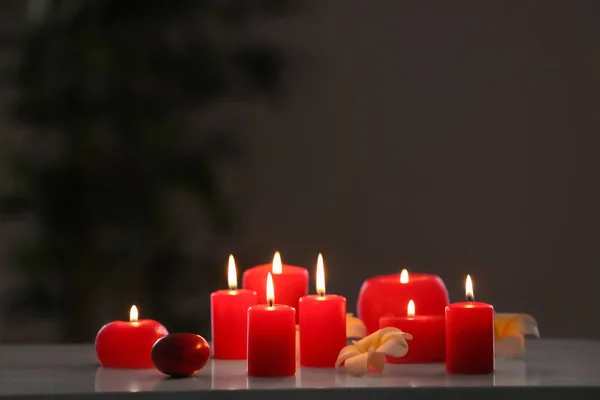 Spalania czerwone świece na stole — Zdjęcie stockowe