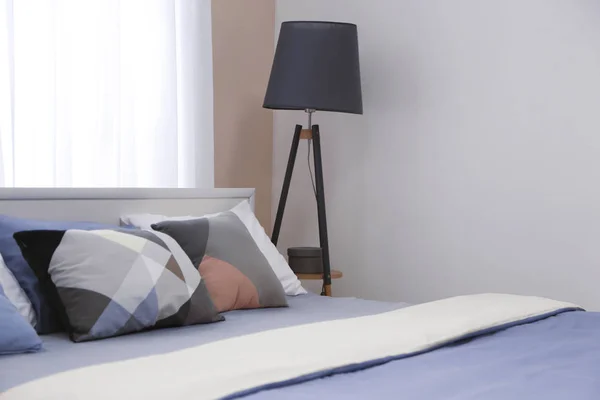 Moderna sovrum inredning med bekväm säng — Stockfoto