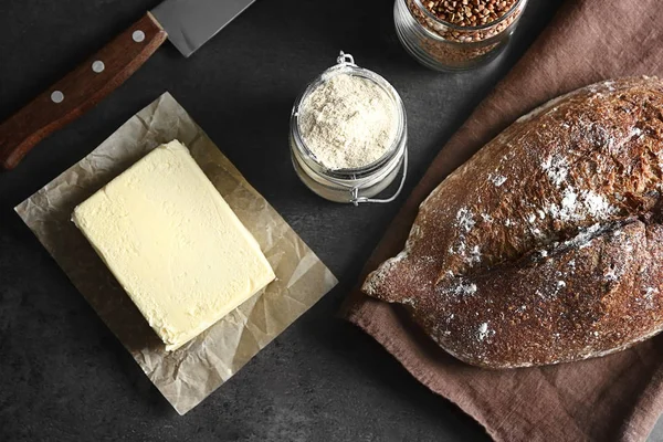 Komposisi Dengan Roti Buckwheat Dan Mentega Atas Meja — Stok Foto