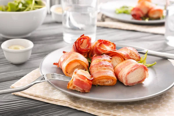 Placa Con Nuggets Pollo Envueltos Tocino Mesa —  Fotos de Stock