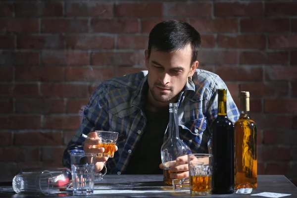 Man Drinken Van Whiskey Roken Sigaret Zittend Aan Tafel Alcoholisme — Stockfoto