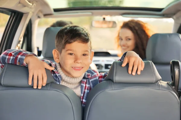 Cute boy with parents in car — Stock Photo, Image