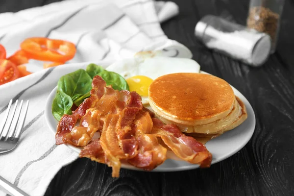 Sabroso desayuno con panqueques y tocino en el plato —  Fotos de Stock