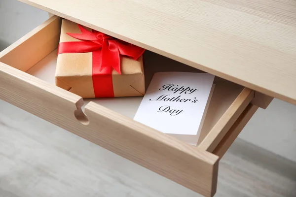 Geschenk und Grußkarte zum Muttertag in Holzschublade — Stockfoto