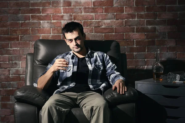 肘掛け椅子に座って ウイスキーを飲む男 アルコール依存症の概念 — ストック写真