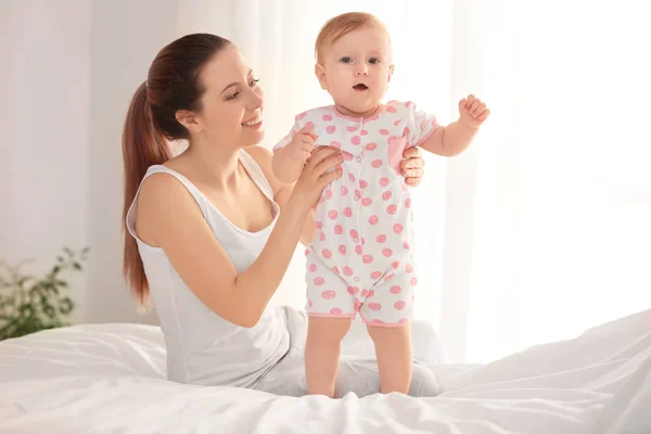 Bebê bonito com a mãe em casa — Fotografia de Stock