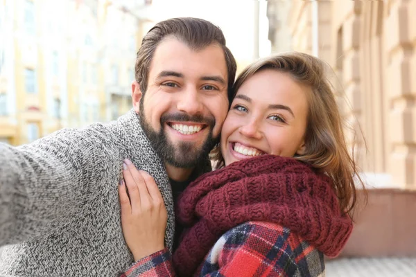 Jovem casal adorável tomando selfie ao ar livre — Fotografia de Stock