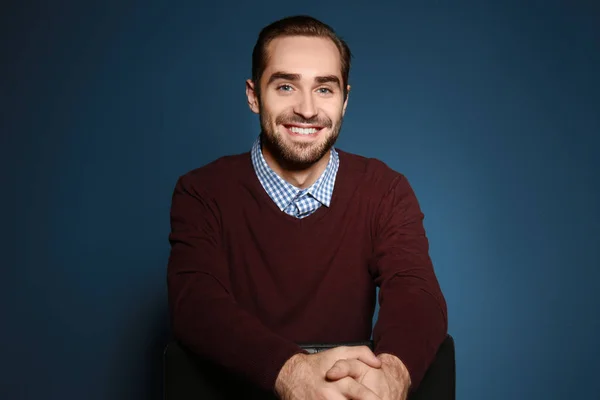 Junger schöner Mann lächelt auf farbigem Hintergrund — Stockfoto