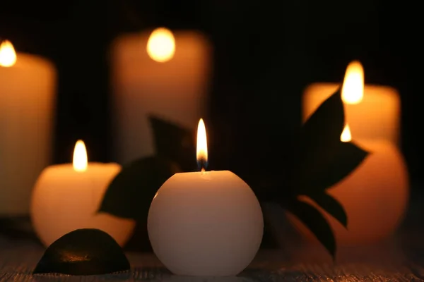 Αναμμένα κεριά στο τραπέζι στο σκοτάδι — Φωτογραφία Αρχείου