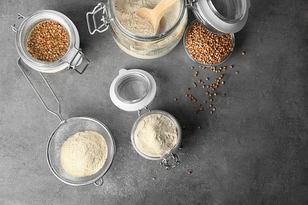 Kitchenware Dengan Tepung Buckwheat Dan Biji Bijian Mentah Atas Meja — Stok Foto