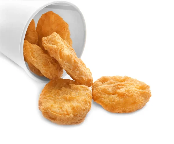 Pappersmugg Med Välsmakande Kyckling Nuggets Vit Bakgrund — Stockfoto